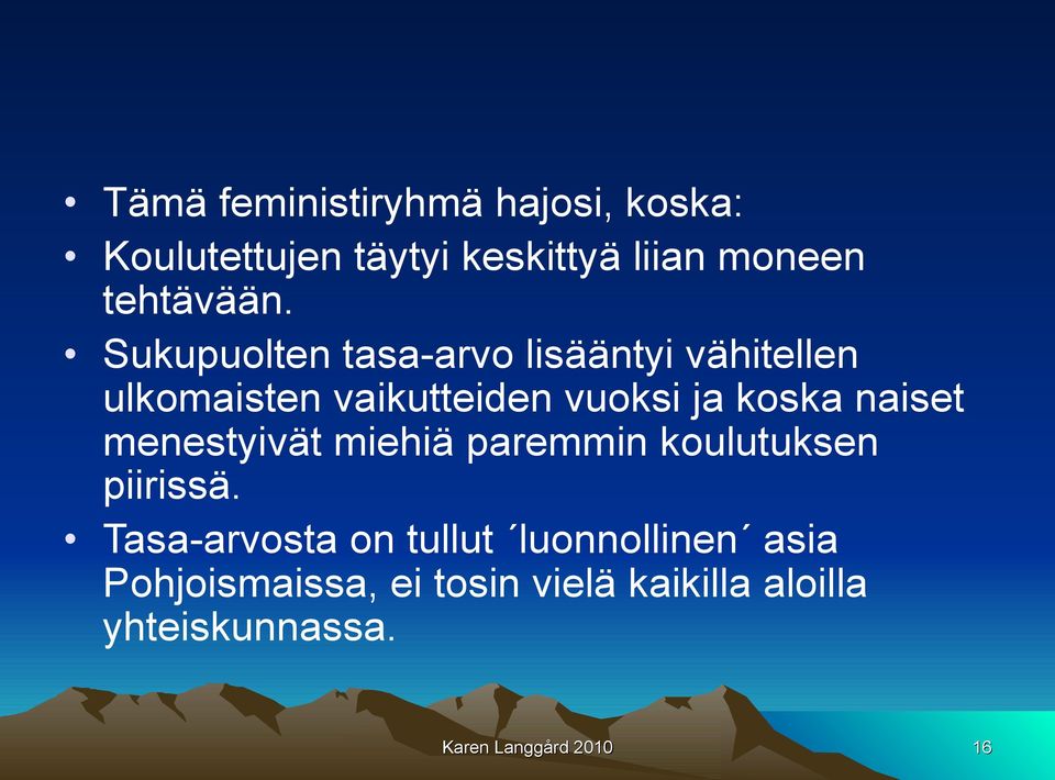 naiset menestyivät miehiä paremmin koulutuksen piirissä.