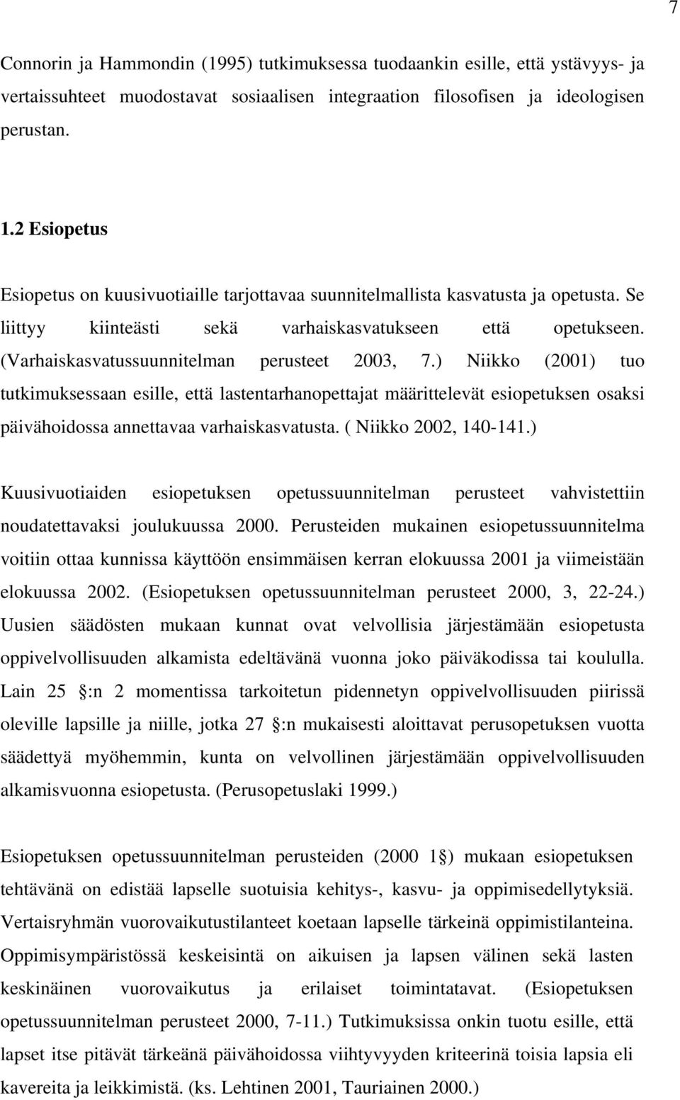 (Varhaiskasvatussuunnitelman perusteet 2003, 7.) Niikko (2001) tuo tutkimuksessaan esille, että lastentarhanopettajat määrittelevät esiopetuksen osaksi päivähoidossa annettavaa varhaiskasvatusta.