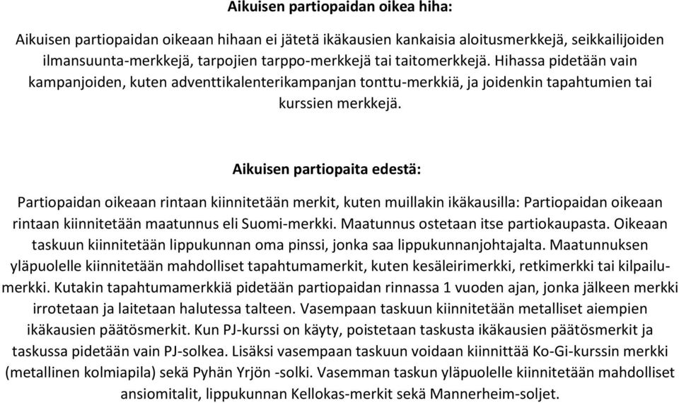 Aikuisen partiopaita edestä: Partiopaidan oikeaan rintaan kiinnitetään merkit, kuten muillakin ikäkausilla: Partiopaidan oikeaan rintaan kiinnitetään maatunnus eli Suomi-merkki.