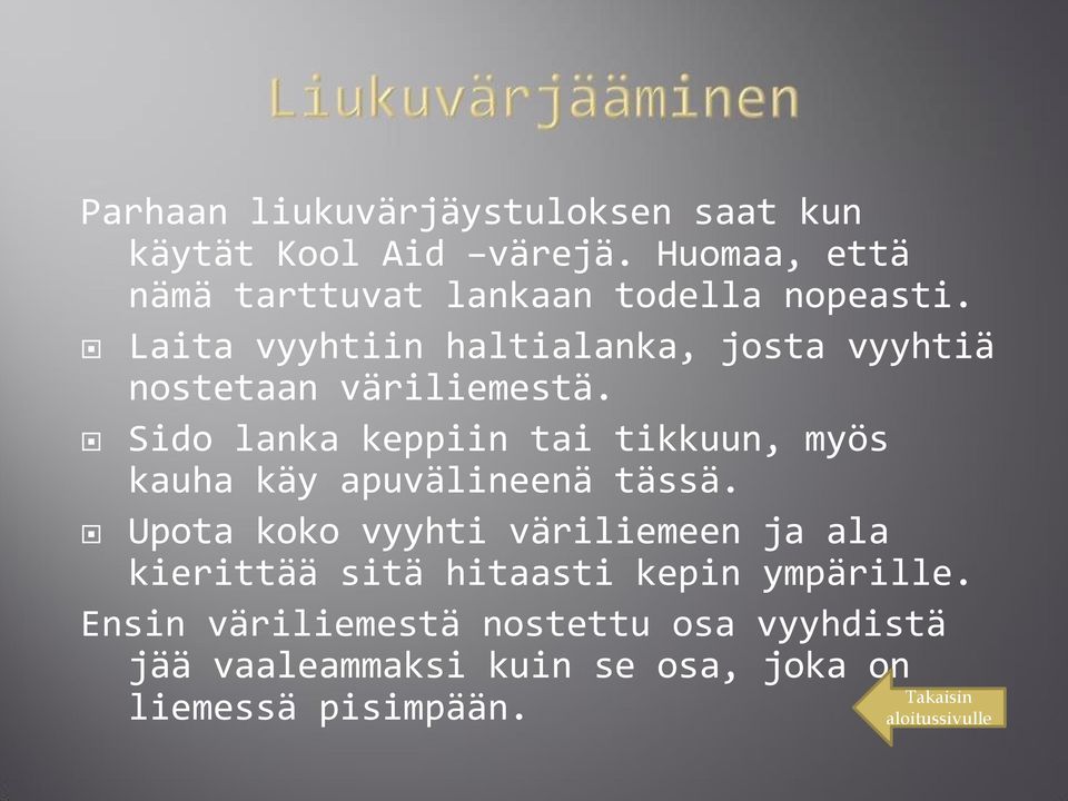 Laita vyyhtiin haltialanka, josta vyyhtiä nostetaan väriliemestä.