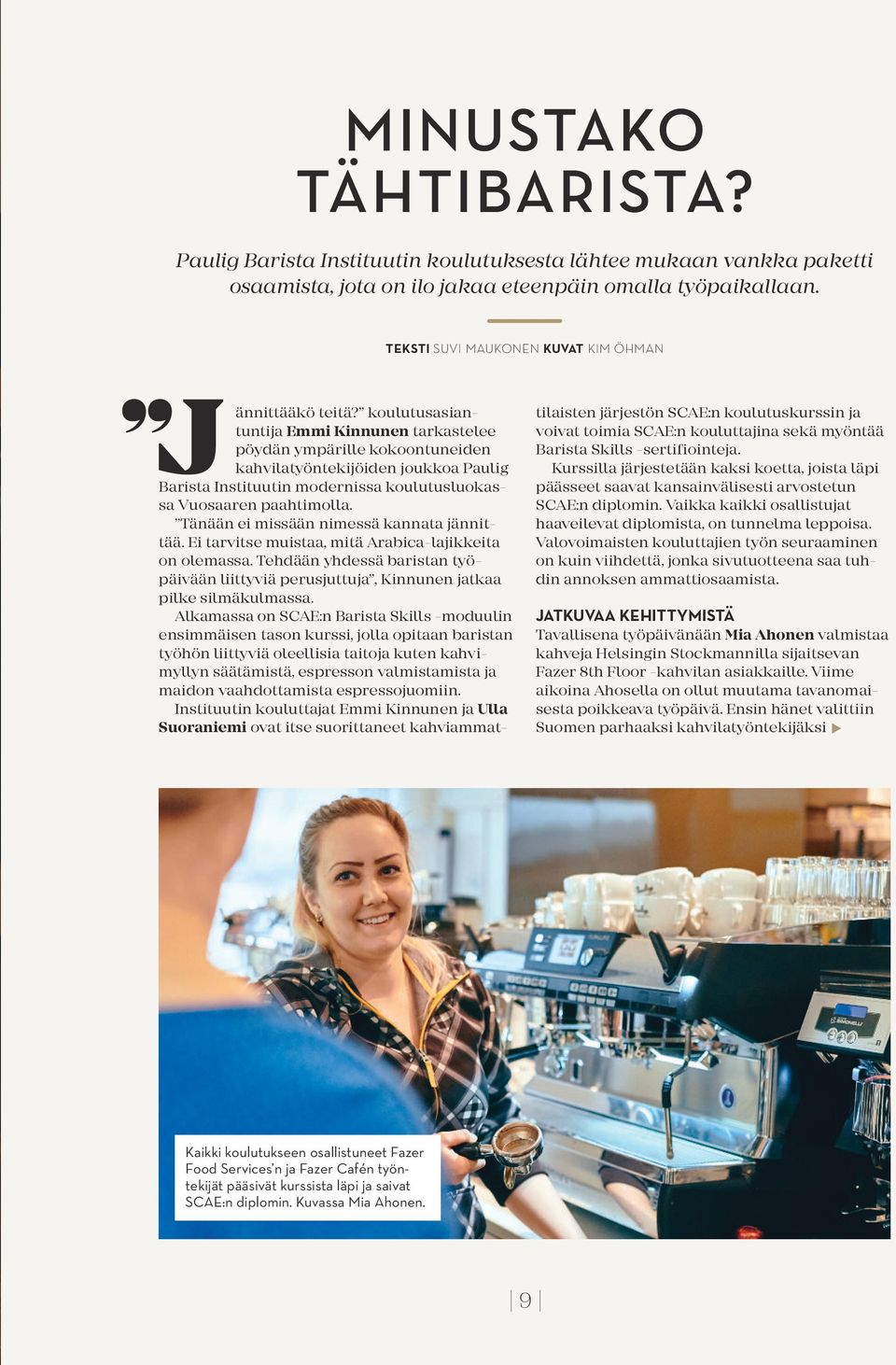 koulutusasiantuntija Emmi Kinnunen tarkastelee pöydän ympärille kokoontuneiden kahvilatyöntekijöiden joukkoa Paulig Barista Instituutin modernissa koulutusluokassa Vuosaaren paahtimolla.