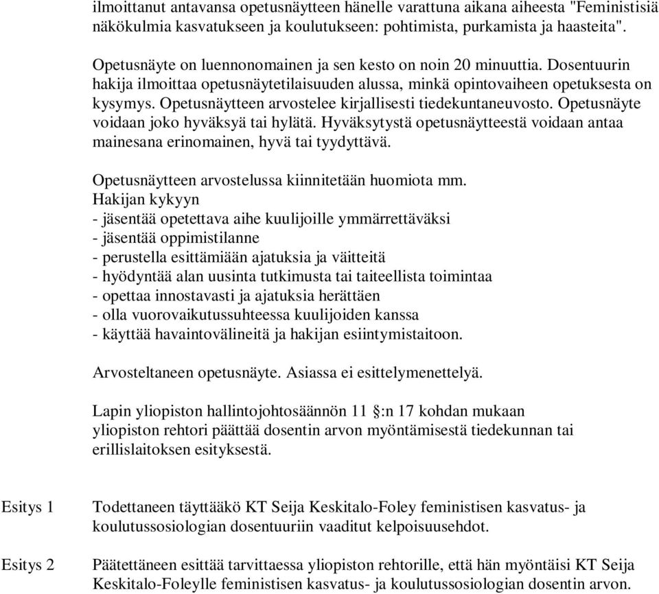 Opetusnäytteen arvostelee kirjallisesti tiedekuntaneuvosto. Opetusnäyte voidaan joko hyväksyä tai hylätä. Hyväksytystä opetusnäytteestä voidaan antaa mainesana erinomainen, hyvä tai tyydyttävä.