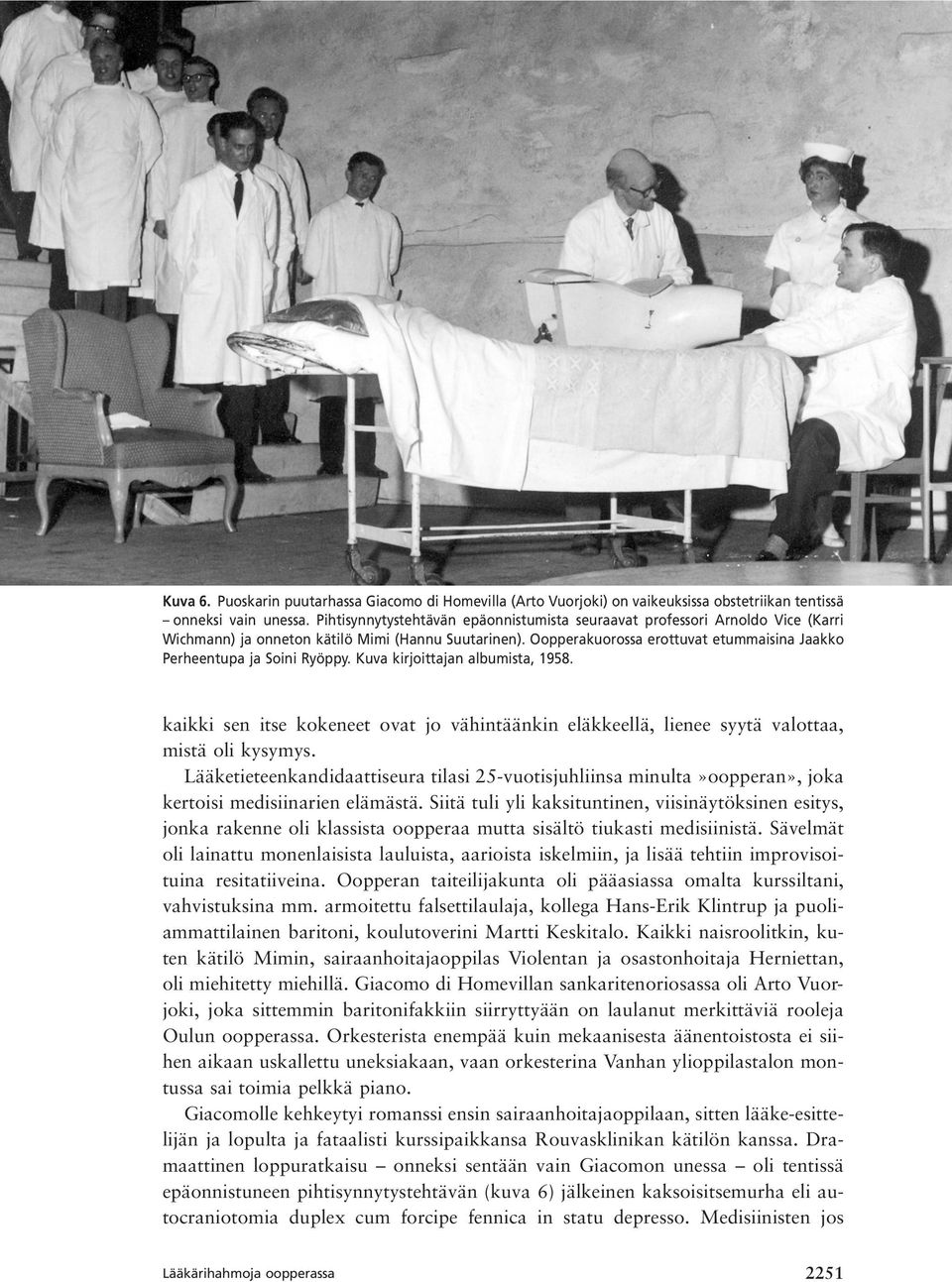 Oopperakuorossa erottuvat etummaisina Jaakko Perheentupa ja Soini Ryöppy. Kuva kirjoittajan albumista, 1958.