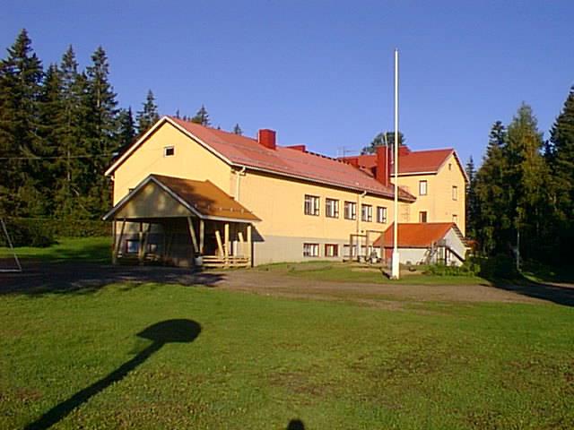 RANTAKYLÄN KOULU Rantakylän koulu sijaitsee Liminganlahden pohjukassa noin kuuden kilometriä Limingan keskustasta. Koulu on kolmen opettajan alakoulu, jossa toimii luokka-asteet 1-6.