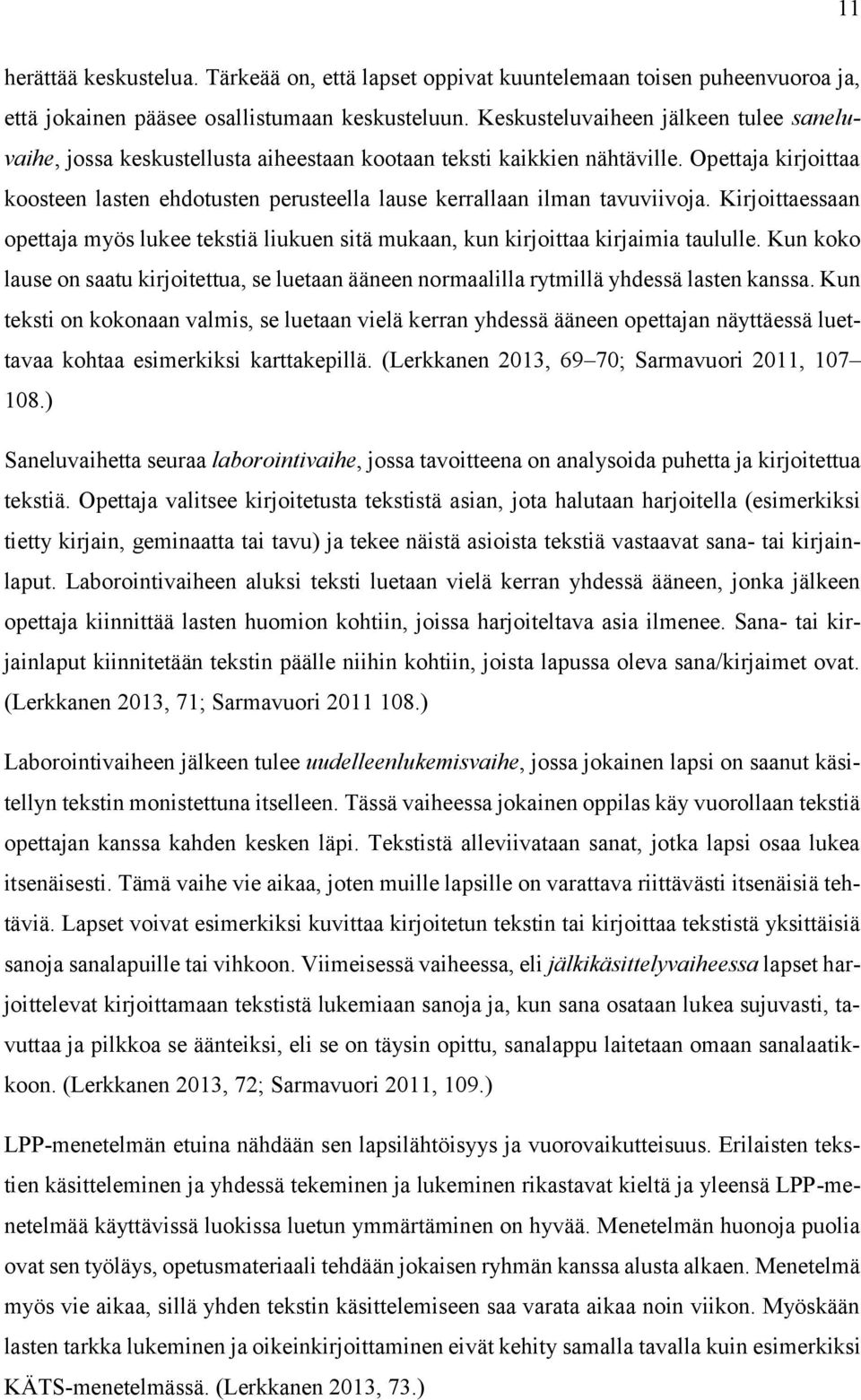 Opettaja kirjoittaa koosteen lasten ehdotusten perusteella lause kerrallaan ilman tavuviivoja. Kirjoittaessaan opettaja myös lukee tekstiä liukuen sitä mukaan, kun kirjoittaa kirjaimia taululle.