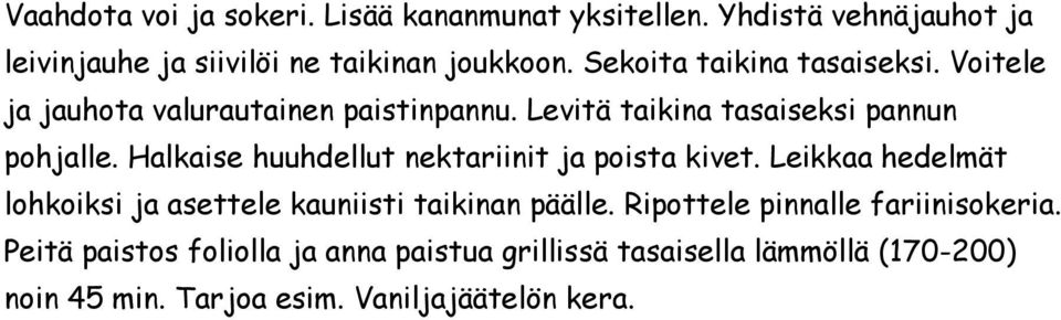 Halkaise huuhdellut nektariinit ja poista kivet. Leikkaa hedelmät lohkoiksi ja asettele kauniisti taikinan päälle.