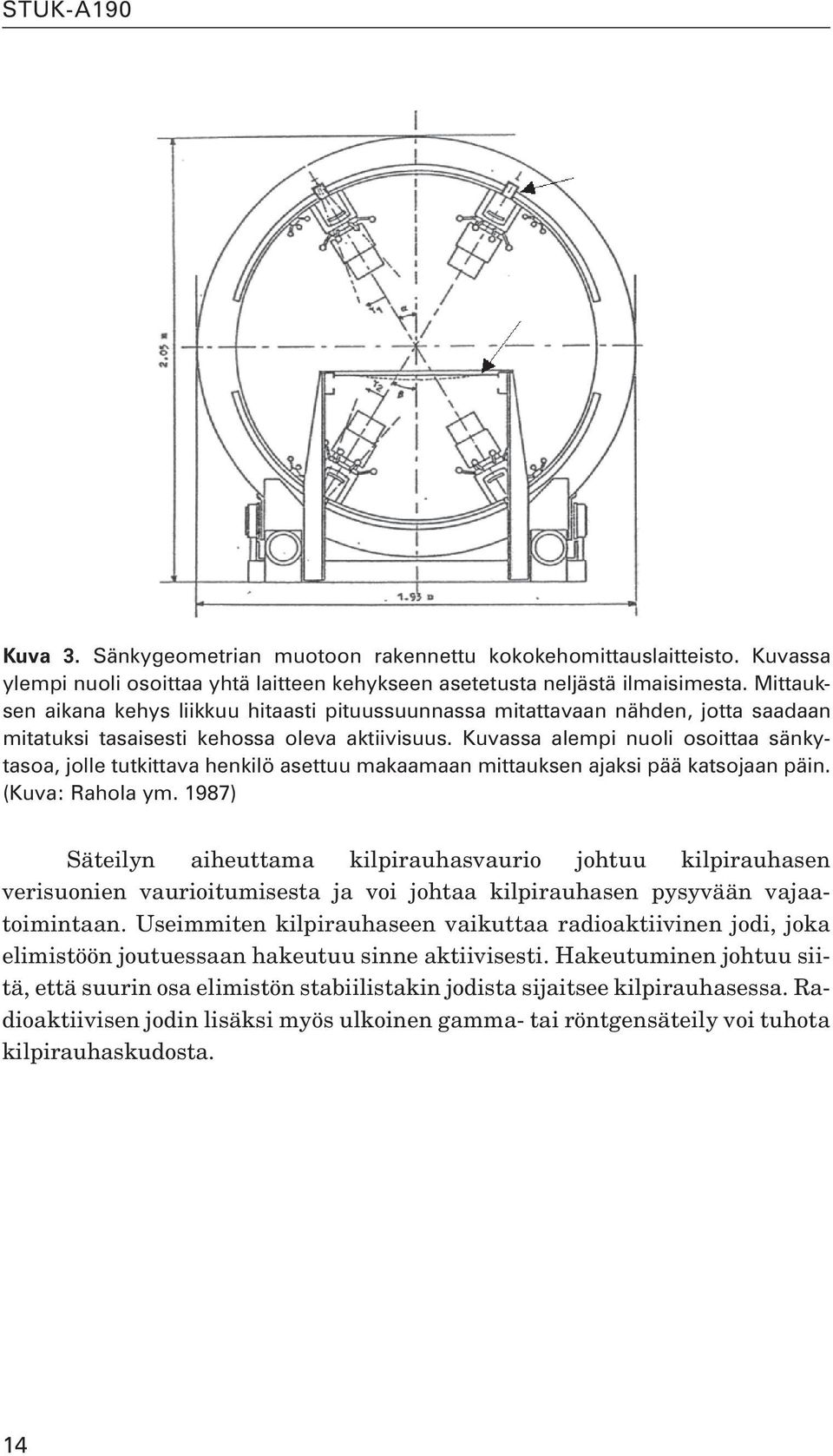 Kuvassa alempi nuoli osoittaa sänkytasoa, jolle tutkittava henkilö asettuu makaamaan mittauksen ajaksi pää katsojaan päin. (Kuva: Rahola ym.