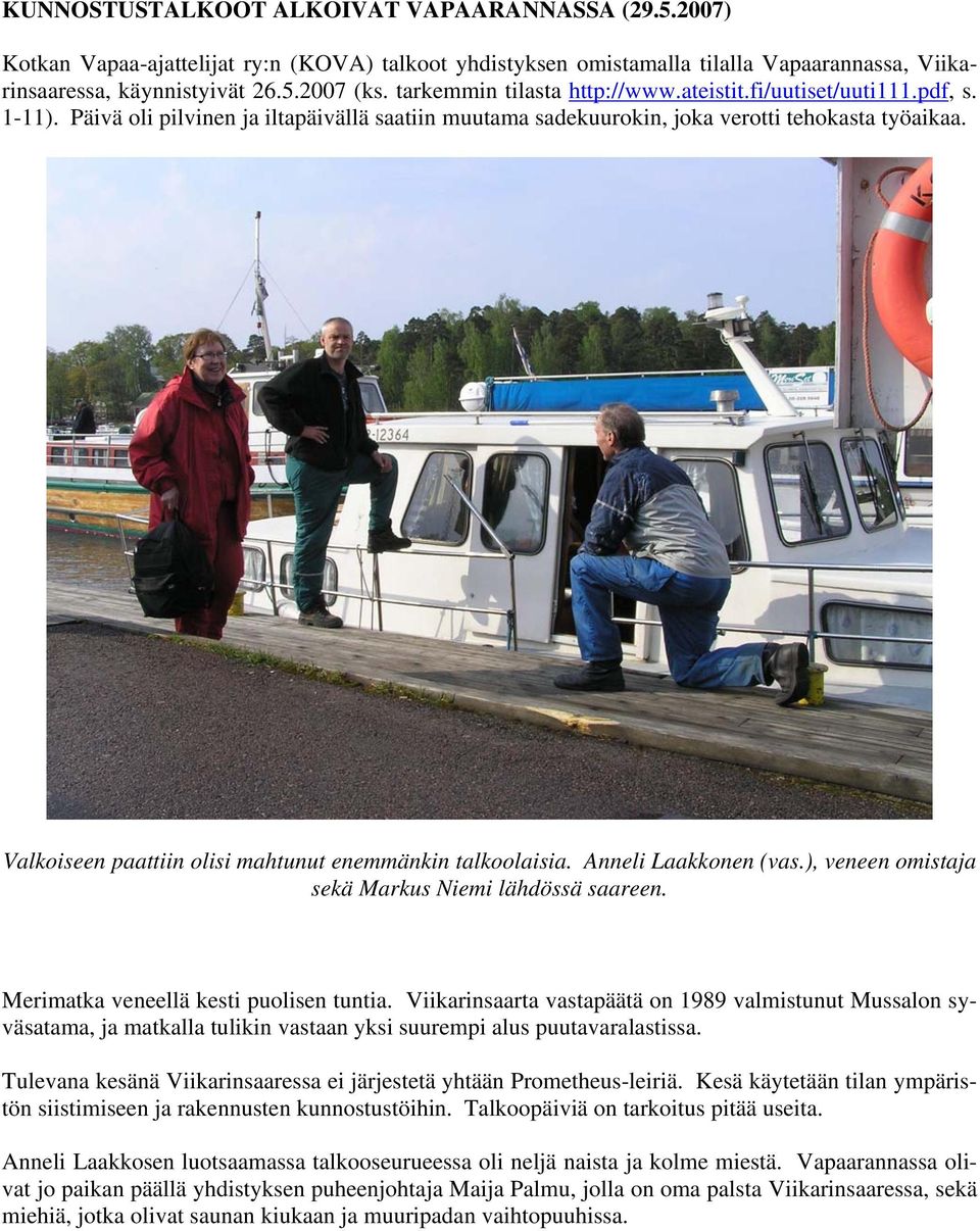 Valkoiseen paattiin olisi mahtunut enemmänkin talkoolaisia. Anneli Laakkonen (vas.), veneen omistaja sekä Markus Niemi lähdössä saareen. Merimatka veneellä kesti puolisen tuntia.