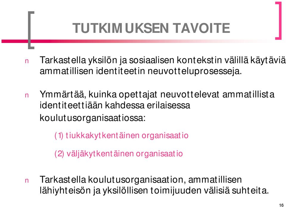 Ymmärtää, kuinka opettajat neuvottelevat ammatillista identiteettiään kahdessa erilaisessa