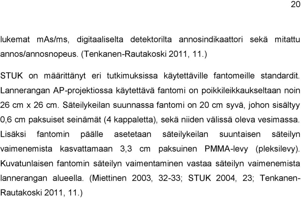 Säteilykeilan suunnassa fantomi on 20 cm syvä, johon sisältyy 0,6 cm paksuiset seinämät (4 kappaletta), sekä niiden välissä oleva vesimassa.