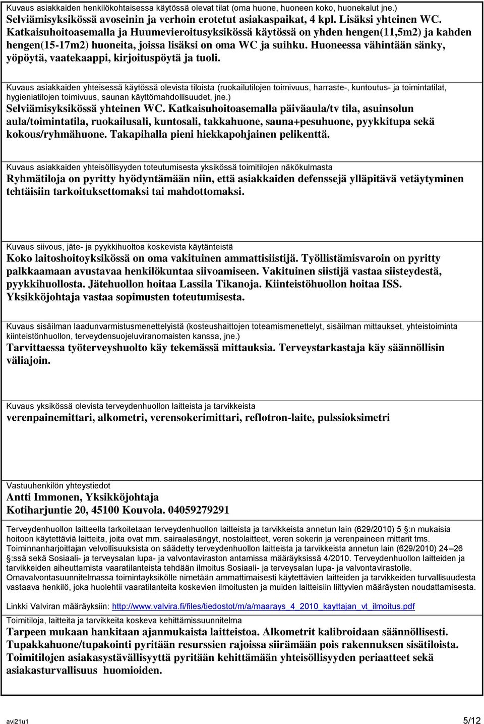 Huoneessa vähintään sänky, yöpöytä, vaatekaappi, kirjoituspöytä ja tuoli.