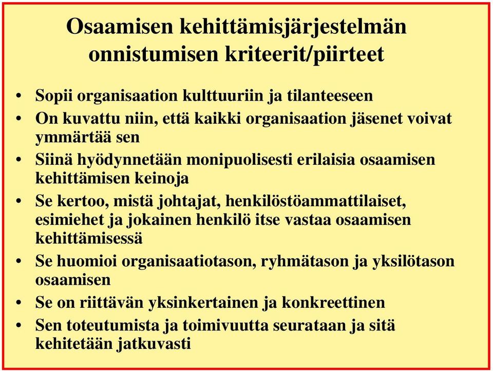 johtajat, henkilöstöammattilaiset, esimiehet ja jokainen henkilö itse vastaa osaamisen kehittämisessä Se huomioi organisaatiotason,