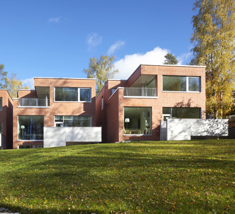 Keraaminen Koramic Datura -kattotiili soveltuu sekä katto- että seinäpintojen katteeksi. Townhouse, Kalasatama Helsinki. Jokaisessa asunnossa yksilöllinen tiiliväri Terca Retro -valikoimasta.