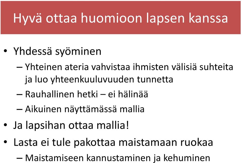 Rauhallinen hetki ei hälinää Aikuinen näyttämässä mallia Ja lapsihan ottaa