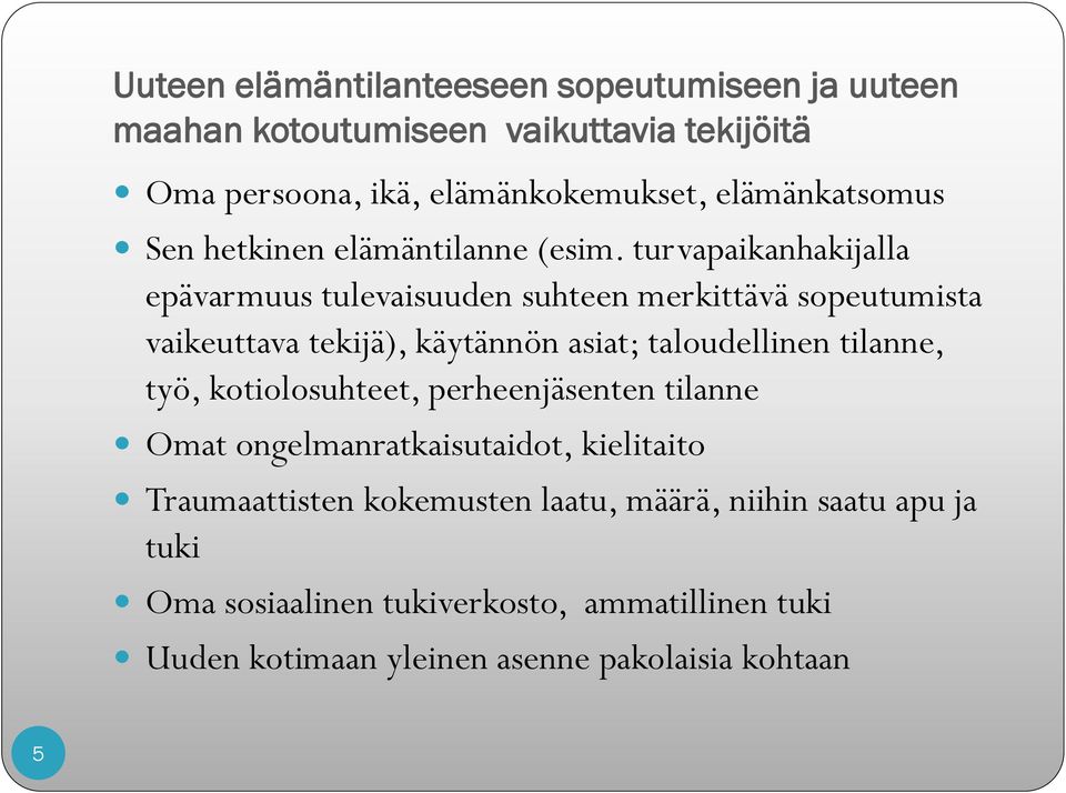 turvapaikanhakijalla epävarmuus tulevaisuuden suhteen merkittävä sopeutumista vaikeuttava tekijä), käytännön asiat; taloudellinen tilanne,