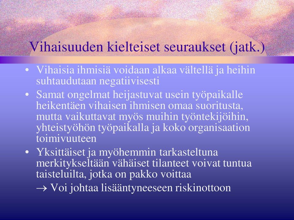 työpaikalle heikentäen vihaisen ihmisen omaa suoritusta, mutta vaikuttavat myös muihin työntekijöihin, yhteistyöhön