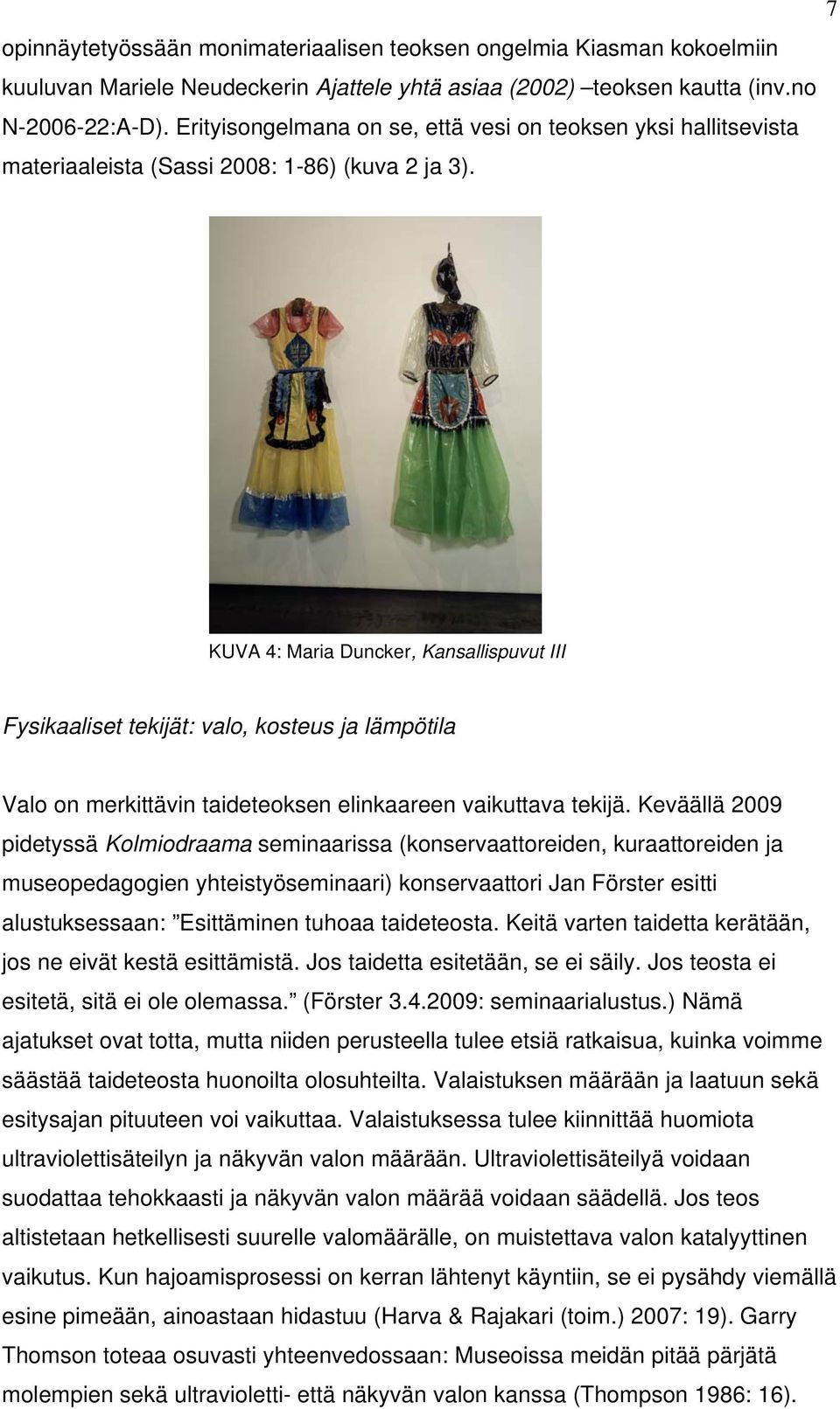 KUVA 4: Maria Duncker, Kansallispuvut III Fysikaaliset tekijät: valo, kosteus ja lämpötila Valo on merkittävin taideteoksen elinkaareen vaikuttava tekijä.