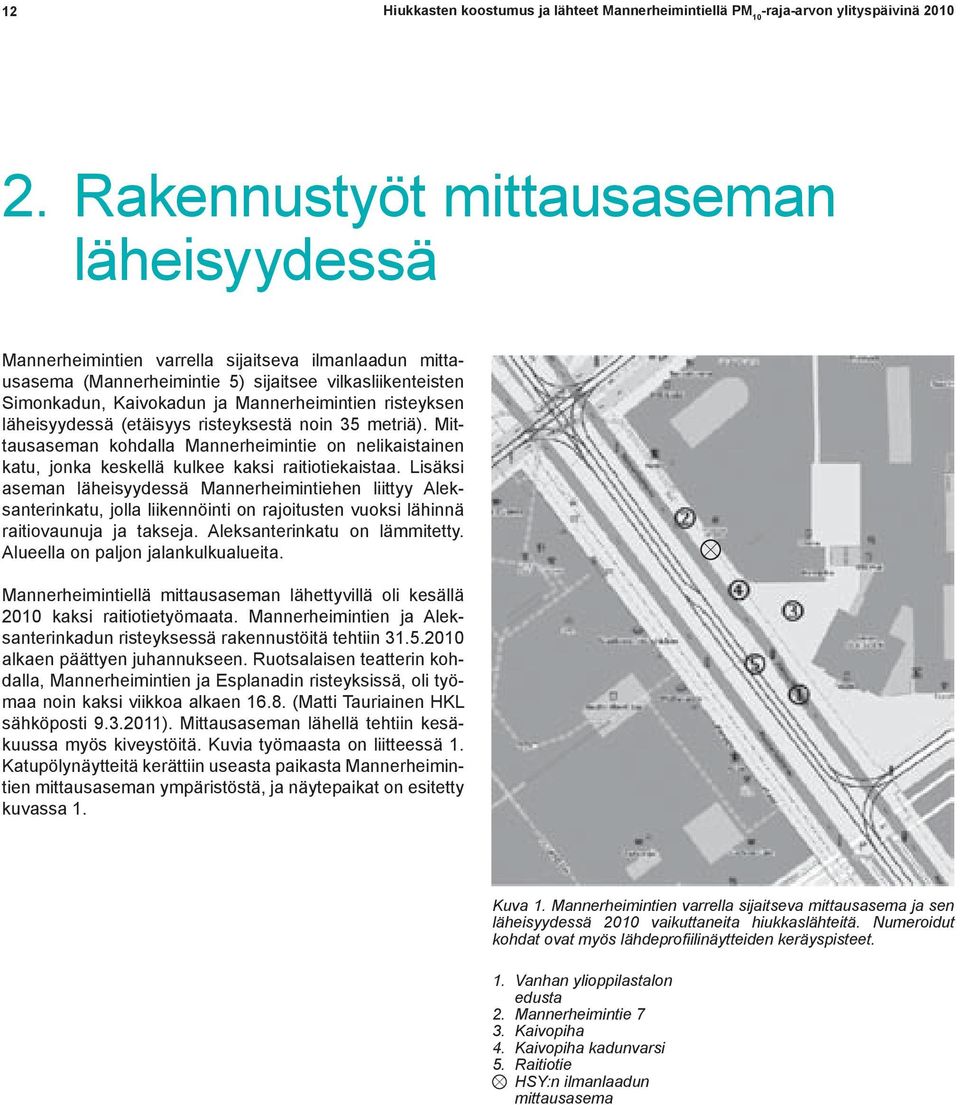 risteyksen läheisyydessä (etäisyys risteyksestä noin 35 metriä). Mittausaseman kohdalla Mannerheimintie on nelikaistainen katu, jonka keskellä kulkee kaksi raitiotiekaistaa.