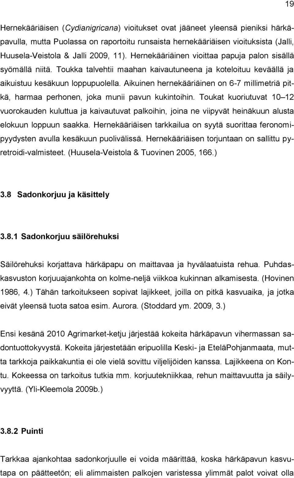 Aikuinen hernekääriäinen on 6-7 millimetriä pitkä, harmaa perhonen, joka munii pavun kukintoihin.