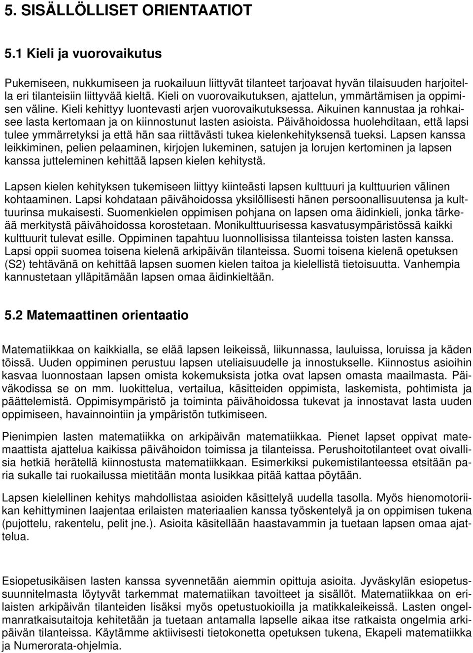 Aikuinen kannustaa ja rohkaisee lasta kertomaan ja on kiinnostunut lasten asioista.