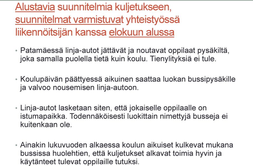 Koulupäivän päättyessä aikuinen saattaa luokan bussipysäkille ja valvoo nousemisen linja-autoon.