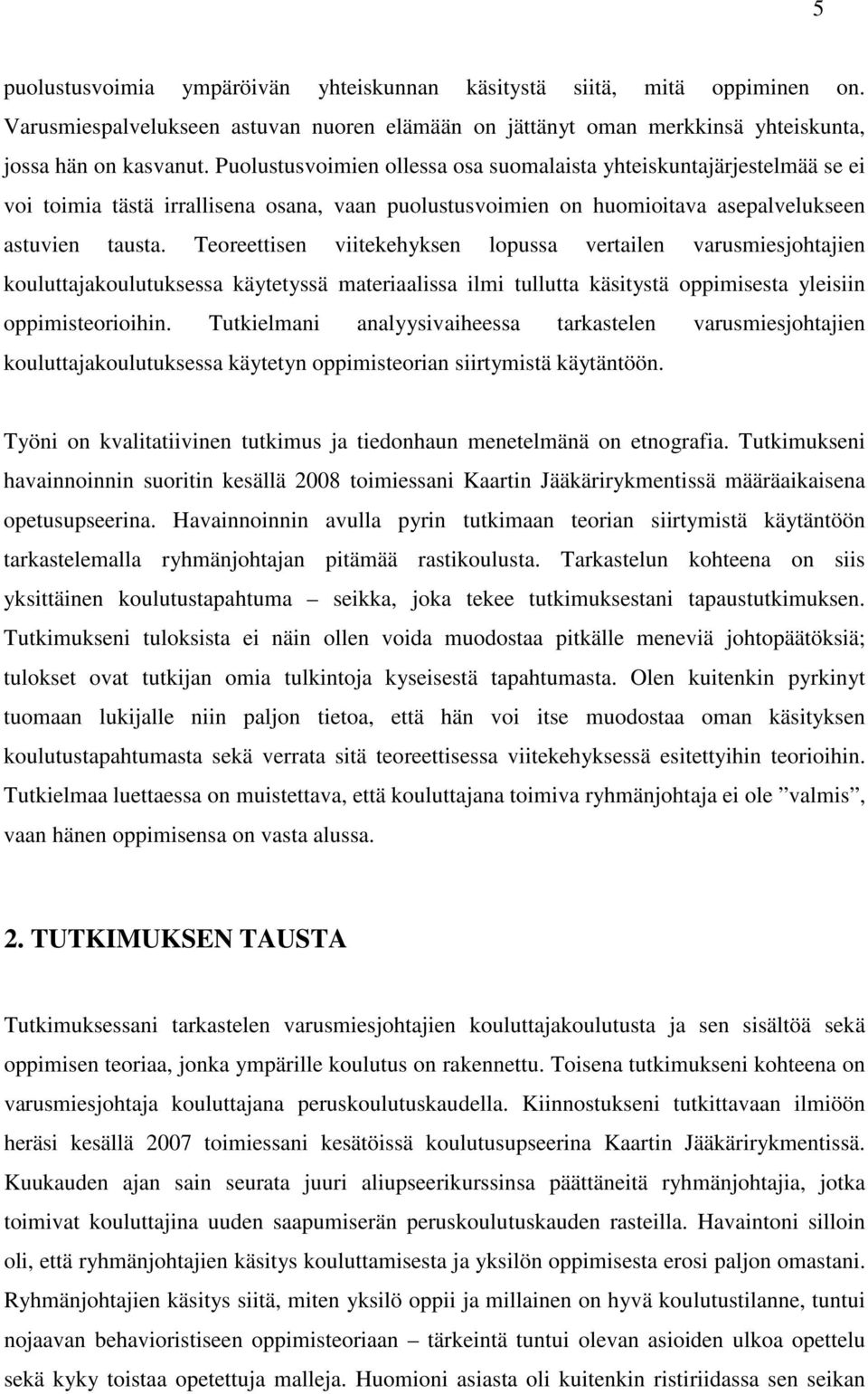 Teoreettisen viitekehyksen lopussa vertailen varusmiesjohtajien kouluttajakoulutuksessa käytetyssä materiaalissa ilmi tullutta käsitystä oppimisesta yleisiin oppimisteorioihin.
