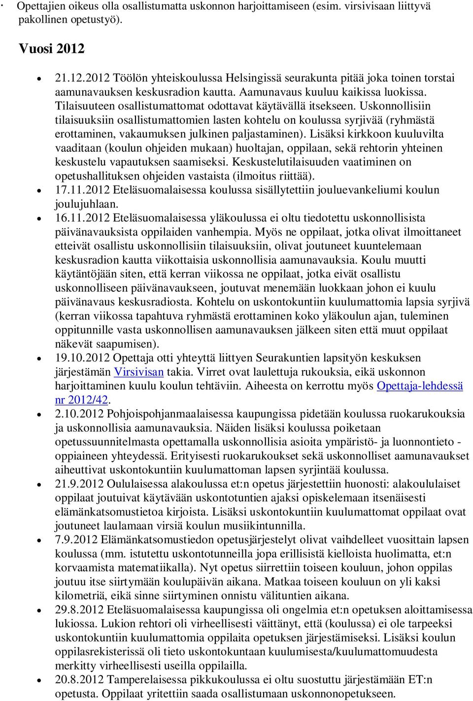 Tilaisuuteen osallistumattomat odottavat käytävällä itsekseen.