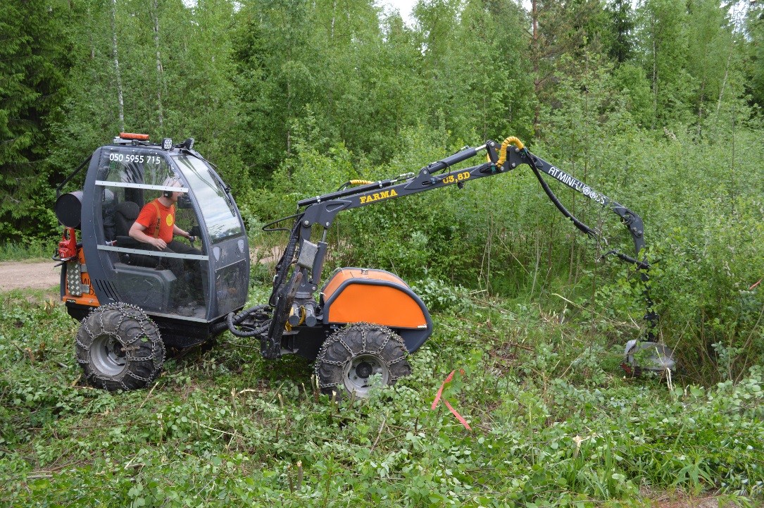 Tehojätkä raivaa yhden hehtaarin työvuoron aikana, jolloin se kuluttaa 30 litraa dieseliä. Kone tuodaan maastosta pois vain huoltojen ja korjauksien ajaksi.