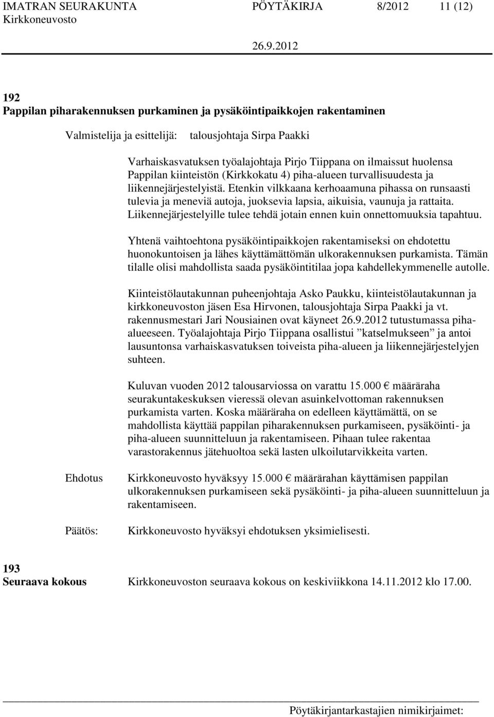 Etenkin vilkkaana kerhoaamuna pihassa on runsaasti tulevia ja meneviä autoja, juoksevia lapsia, aikuisia, vaunuja ja rattaita.