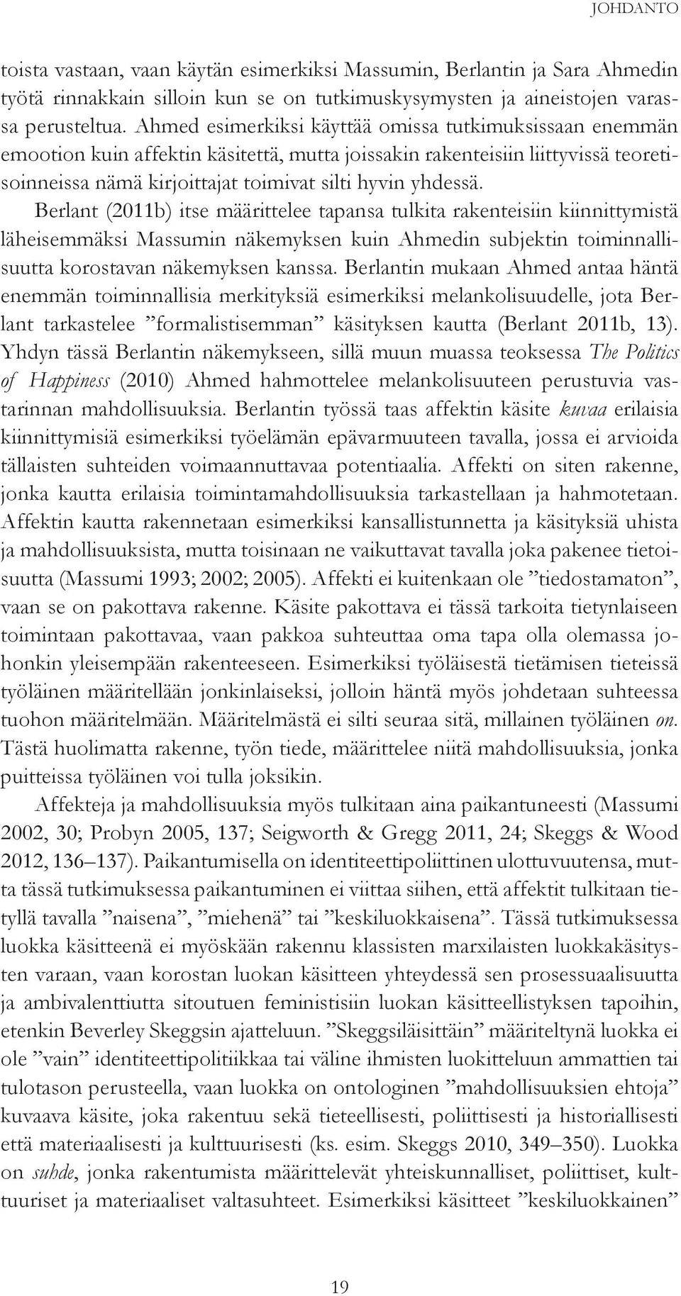 Berlant (2011b) itse määrittelee tapansa tulkita rakenteisiin kiinnittymistä läheisemmäksi Massumin näkemyksen kuin Ahmedin subjektin toiminnallisuutta korostavan näkemyksen kanssa.