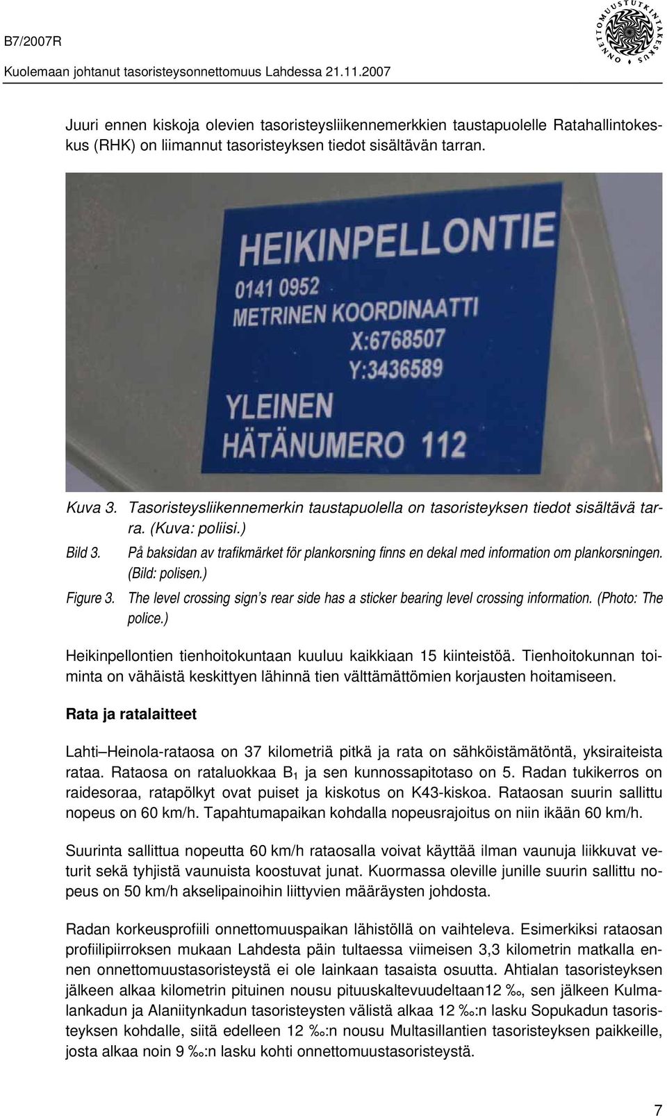 På baksidan av trafikmärket för plankorsning finns en dekal med information om plankorsningen. (Bild: polisen.) Figure 3.