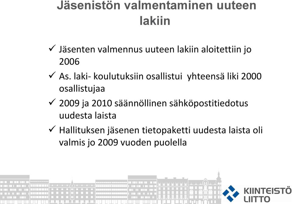 laki- koulutuksiin osallistui yhteensä liki 2000 osallistujaa 2009 ja 2010