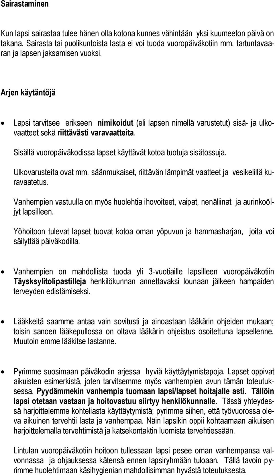 Sisällä vuoropäiväkodissa lapset käyttävät kotoa tuotuja sisätossuja. Ulkovarusteita ovat mm. säänmukaiset, riittävän lämpimät vaatteet ja vesikelillä kuravaatetus.