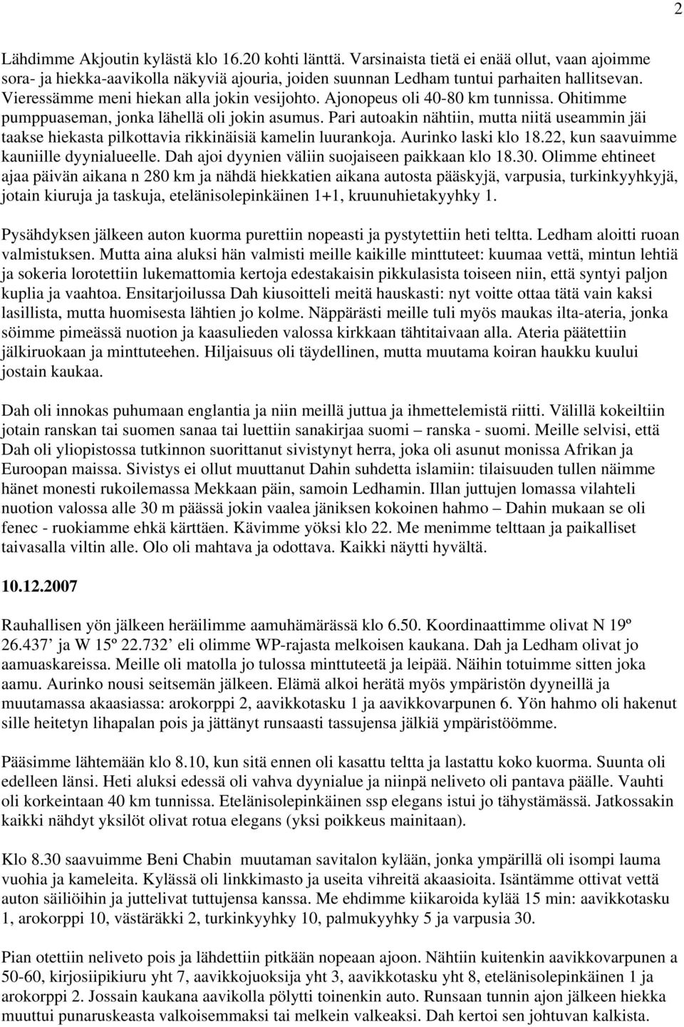Pari autoakin nähtiin, mutta niitä useammin jäi taakse hiekasta pilkottavia rikkinäisiä kamelin luurankoja. Aurinko laski klo 18.22, kun saavuimme kauniille dyynialueelle.