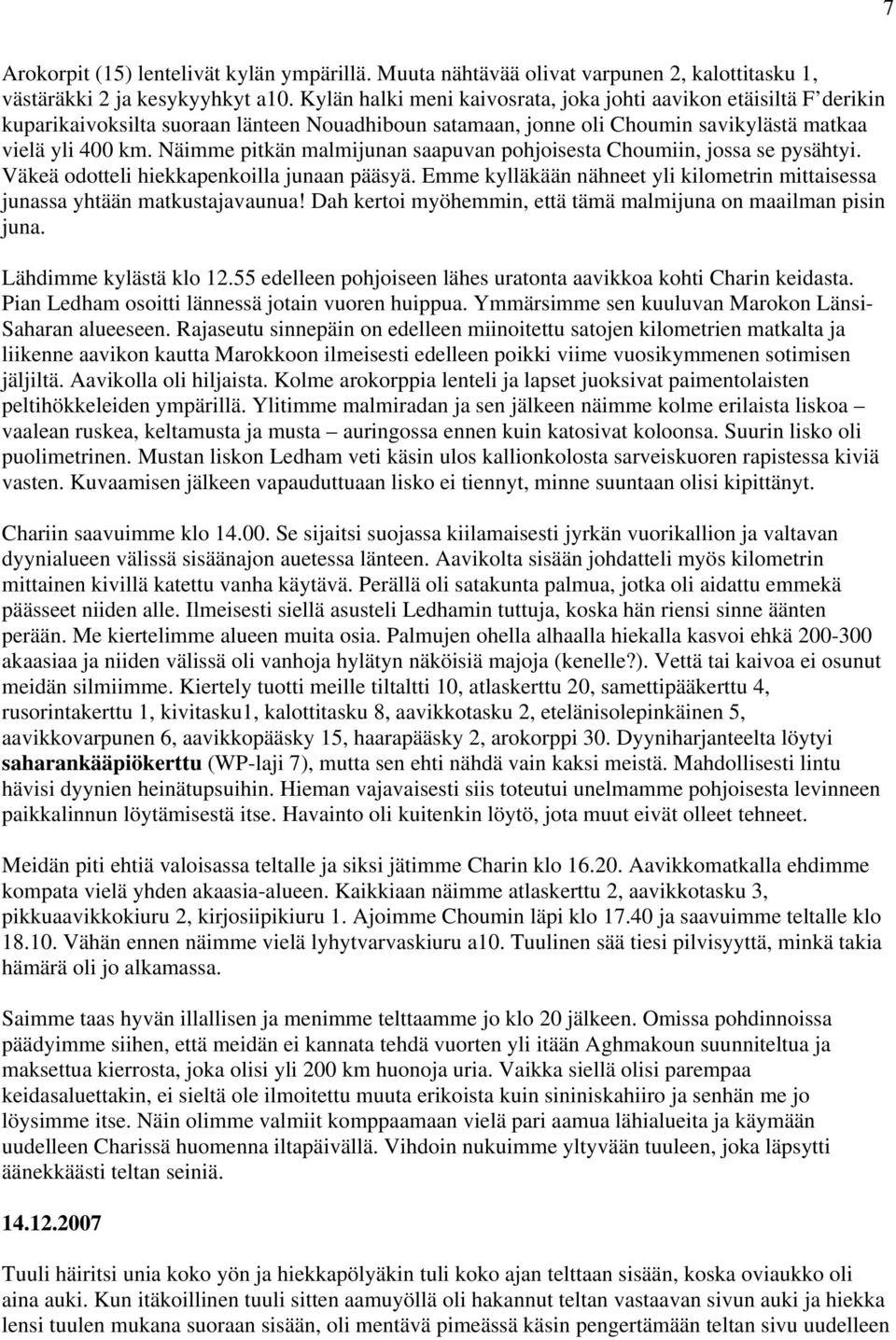 Näimme pitkän malmijunan saapuvan pohjoisesta Choumiin, jossa se pysähtyi. Väkeä odotteli hiekkapenkoilla junaan pääsyä.