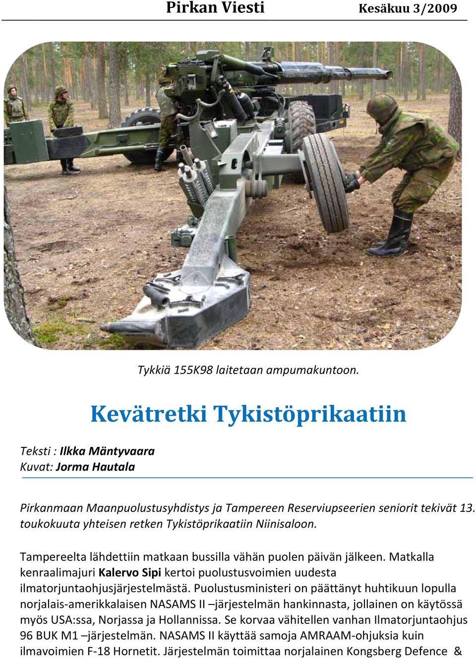 Tampereelta lähdettiin matkaan bussilla vähän puolen päivän jälkeen. Matkalla kenraalimajuri Kalervo Sipi kertoi puolustusvoimien uudesta ilmatorjuntaohjusjärjestelmästä.