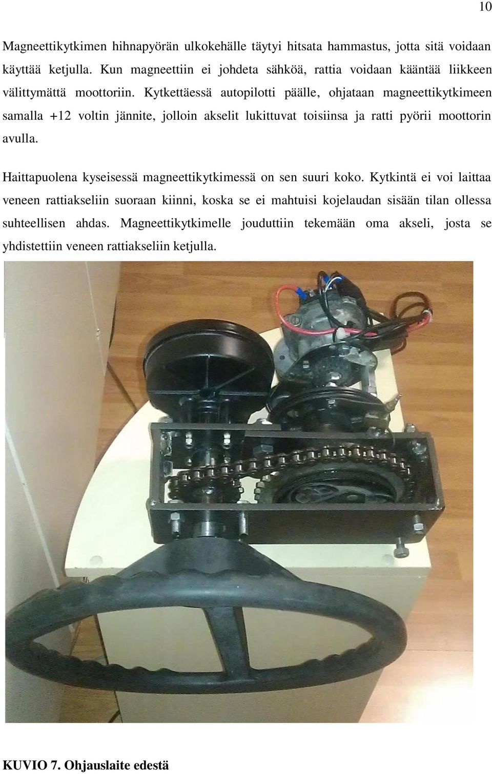 Kytkettäessä autopilotti päälle, ohjataan magneettikytkimeen samalla +12 voltin jännite, jolloin akselit lukittuvat toisiinsa ja ratti pyörii moottorin avulla.