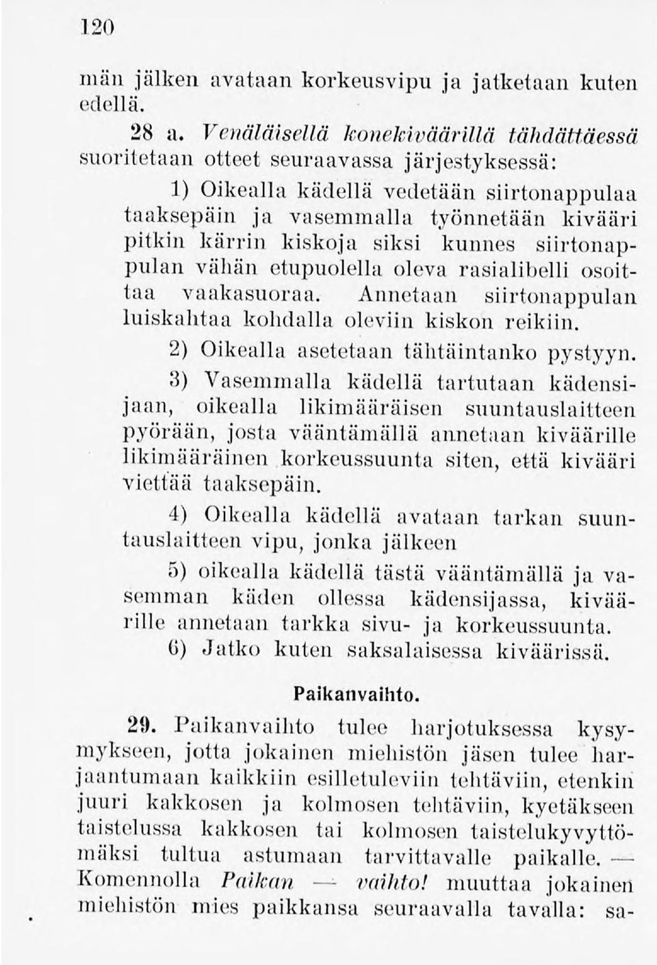 siksi kunnes siirtonappulan vähän etupuolellaoleva rasialibelli osoittaa vaakasuoraa. Annetaan siirtonappulan luiskahtaa kohdalla oleviin kiskon reikiin. 2) Oikealla asetetaan tähtäintanko pystyyn.