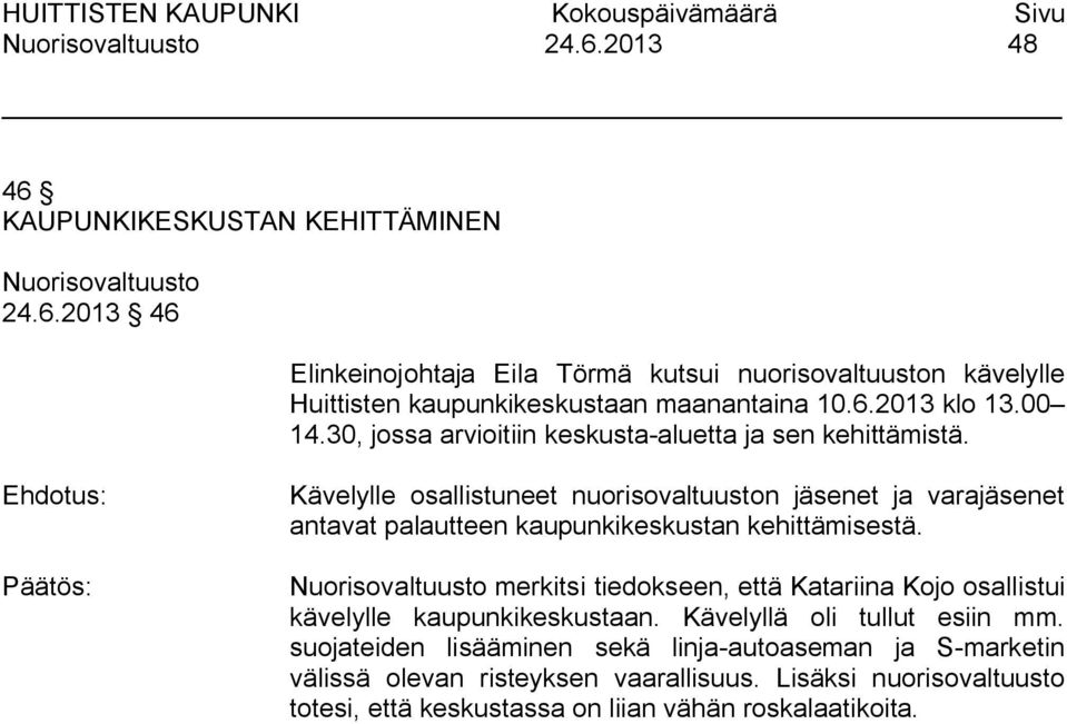 Kävelylle osallistuneet nuorisovaltuuston jäsenet ja varajäsenet antavat palautteen kaupunkikeskustan kehittämisestä.
