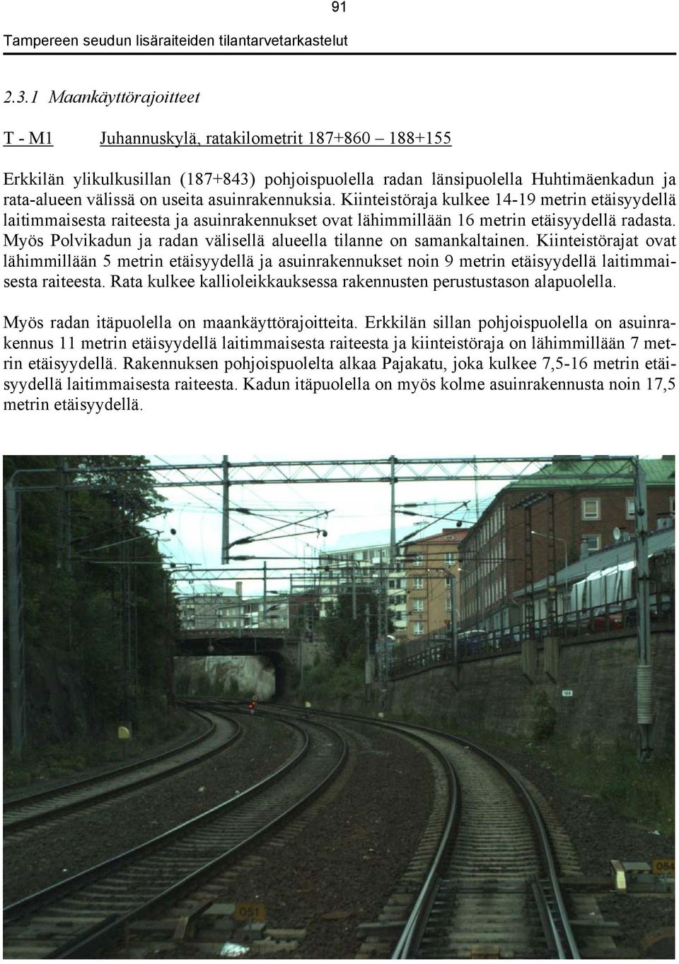 asuinrakennuksia. Kiinteistöraja kulkee 14-19 metrin etäisyydellä laitimmaisesta raiteesta ja asuinrakennukset ovat lähimmillään 16 metrin etäisyydellä radasta.