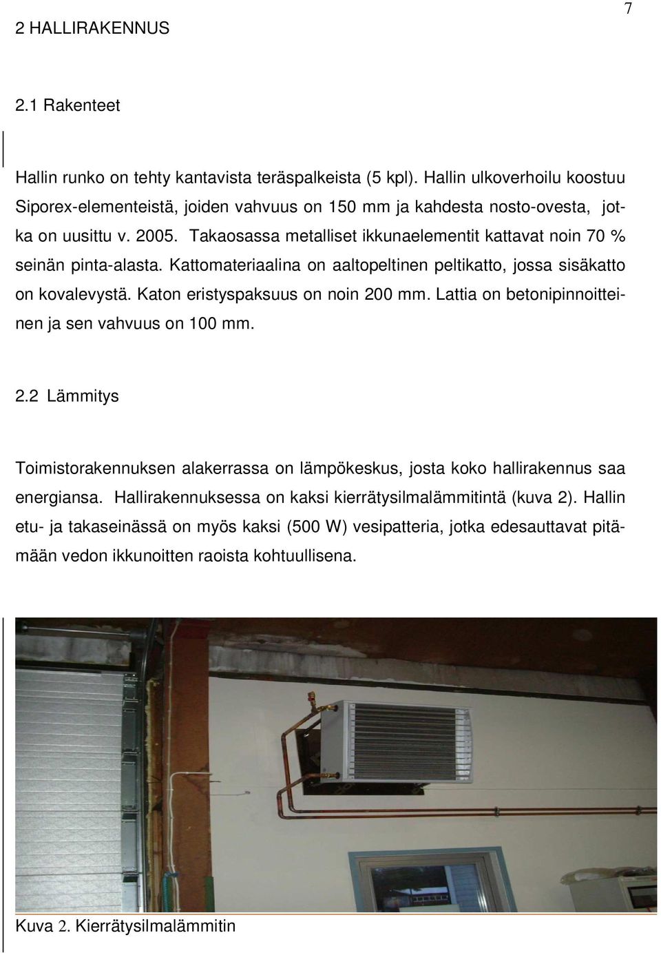 Takaosassa metalliset ikkunaelementit kattavat noin 70 % seinän pinta-alasta. Kattomateriaalina on aaltopeltinen peltikatto, jossa sisäkatto on kovalevystä. Katon eristyspaksuus on noin 200 mm.
