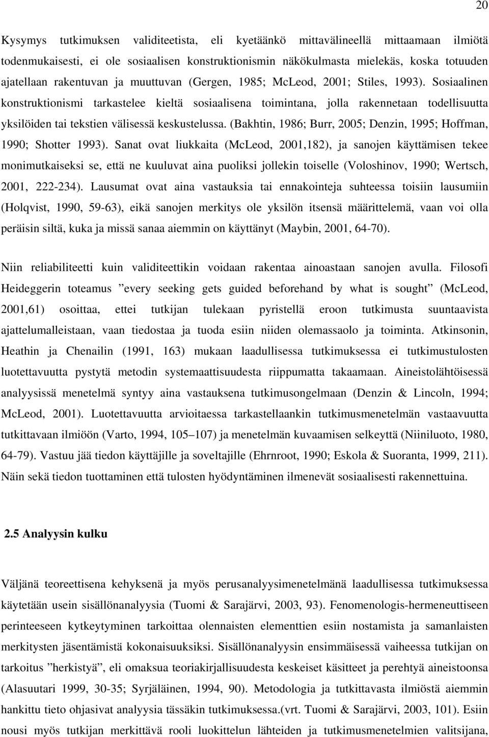 Sosiaalinen konstruktionismi tarkastelee kieltä sosiaalisena toimintana, jolla rakennetaan todellisuutta yksilöiden tai tekstien välisessä keskustelussa.