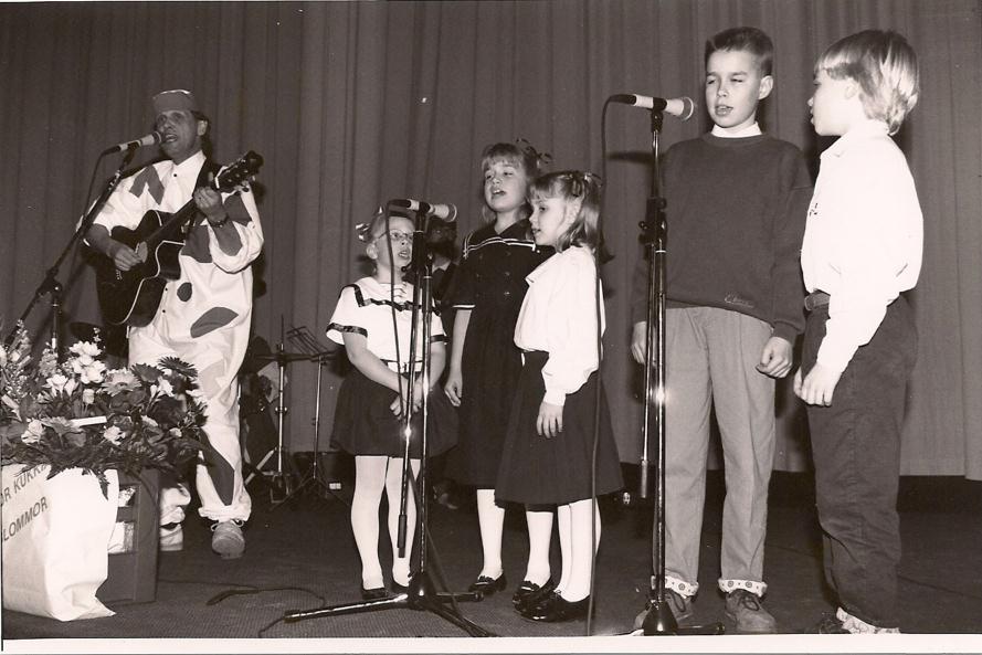 45 Muumipeikko ja Pyrstötähti animaatioelokuvan ensi-illan yhteydessä 1993 myös Tove Jansson oli läsnä Muumikonsertissa: Hon var väldigt tacksam och glad, men också trött över allt ståhej Muminfebern