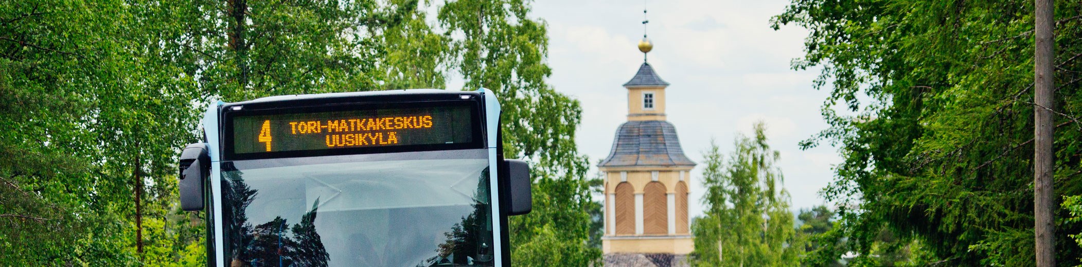 henkilöä Irja Henriksson 10.8.