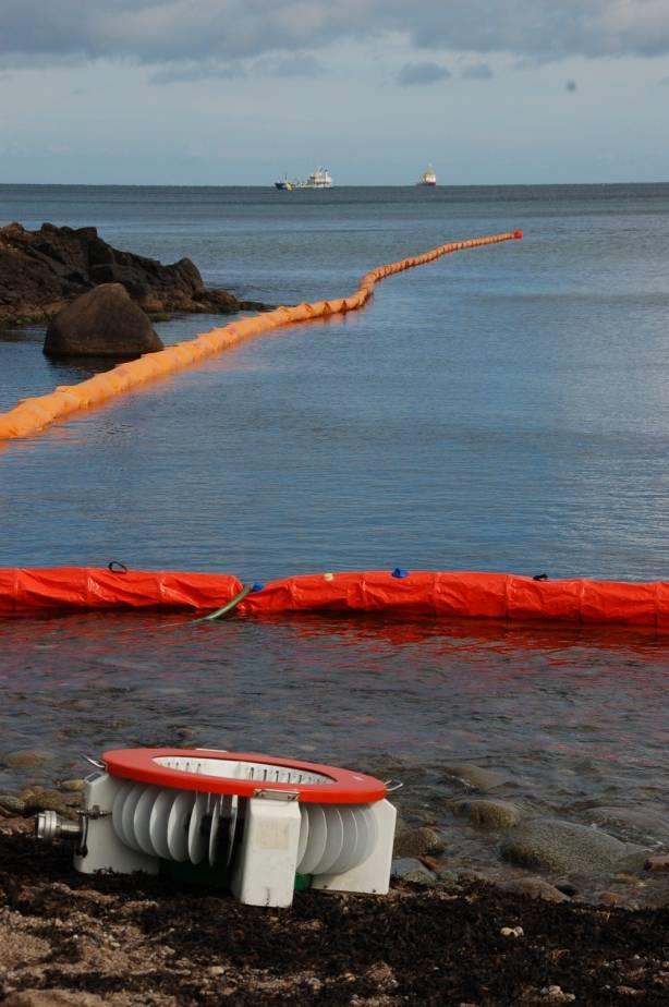 Mitä öljyonnettomuuden jälkeen tapahtuu? Tiedotustilaisuus vapaaehtoisille: onnettomuuden kuvaus Tankkeri (100 000 tonnia) on törmännyt rahtialukseen.