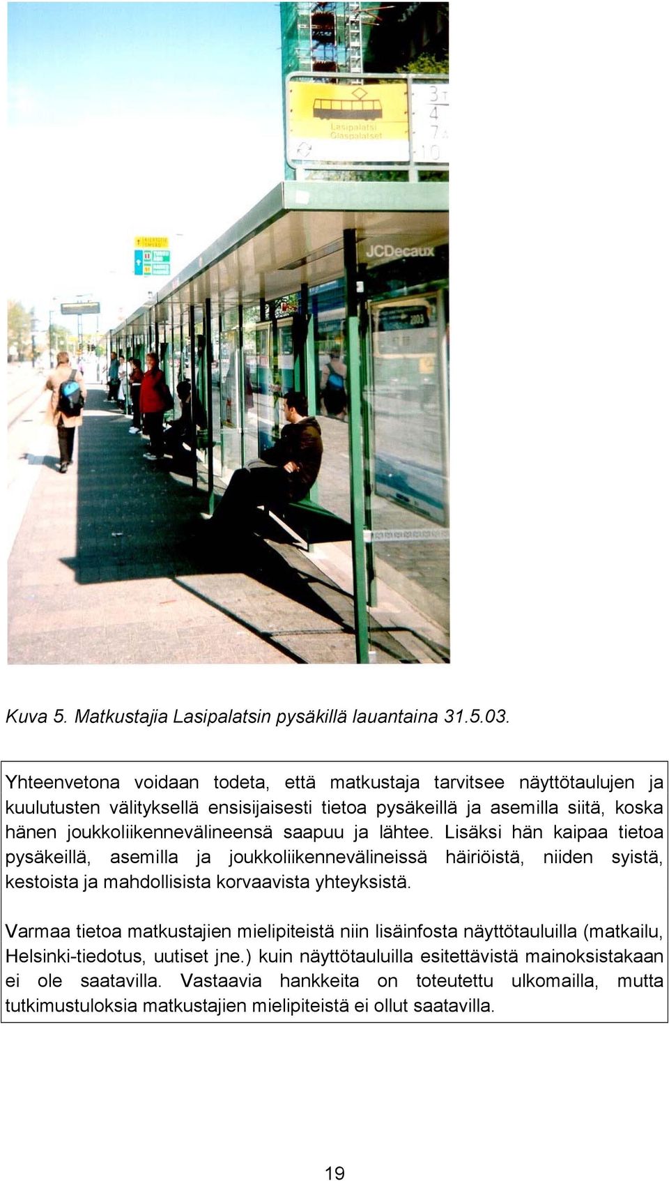 joukkoliikennevälineensä saapuu ja lähtee.