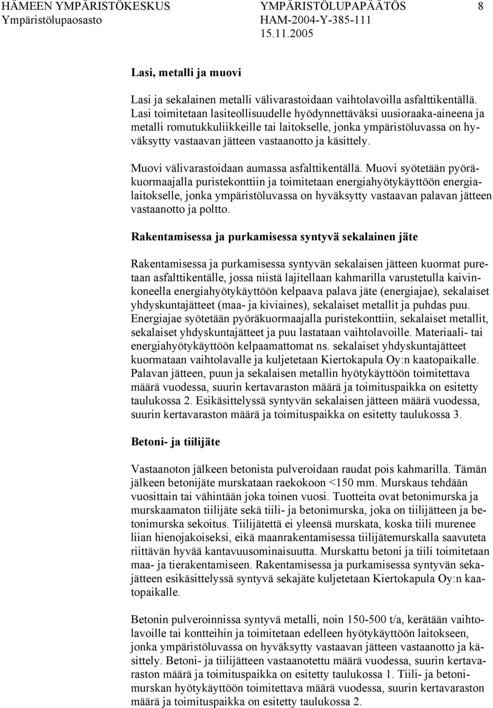 Muovi välivarastoidaan aumassa asfalttikentällä.