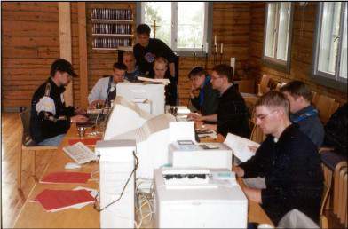 Lehdessä kuitenkin pian siirryttiin kolmeen lehteen vuodessa, kun tajuttiin ettei tarvita kahta lehteä keväällä. Huhuja kiertää Numerossa 4 / 1979 esiteltiin uutena palstana Huhutaan että.