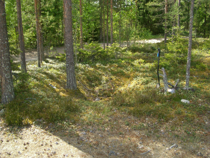 9 Tutkijat: Jussila T 2009 inventointi Sijainti: Paikka sijaitsee Nerkoon taajaman kaakkoisosassa, Valkeismäen laajan hiekkakuopan luoteispuolella, sen luoteisreunasta (v.