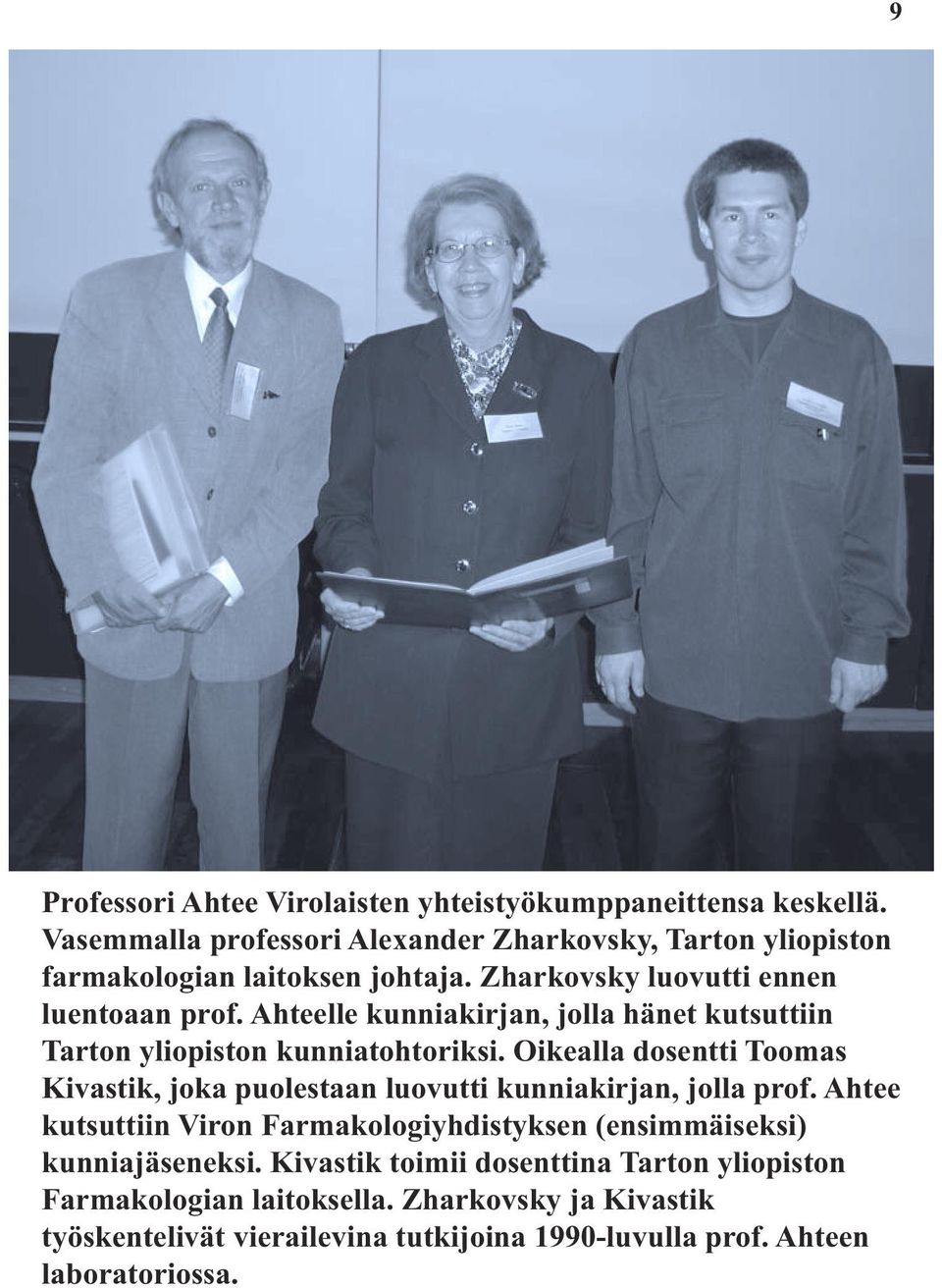Ahteelle kunniakirjan, jolla hänet kutsuttiin Tarton yliopiston kunniatohtoriksi.